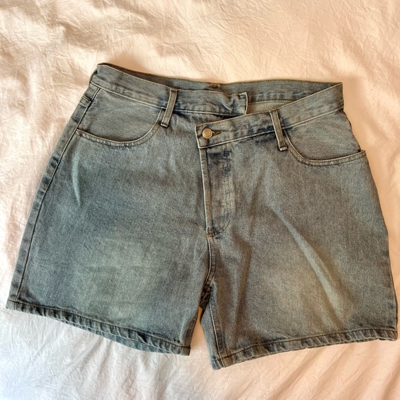 Cross button fly medium length denim shorts. - Picture 2 of 3